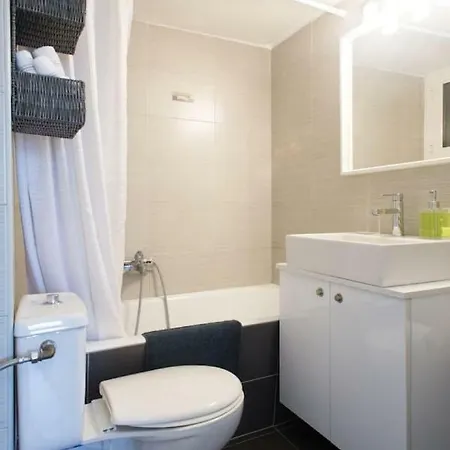 58sqm Renovated Homm In Agkilis Street 아파트 *